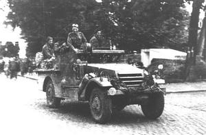 Foto bevrijding Oudenaarde september 1944, schuilkelder op achtergrond